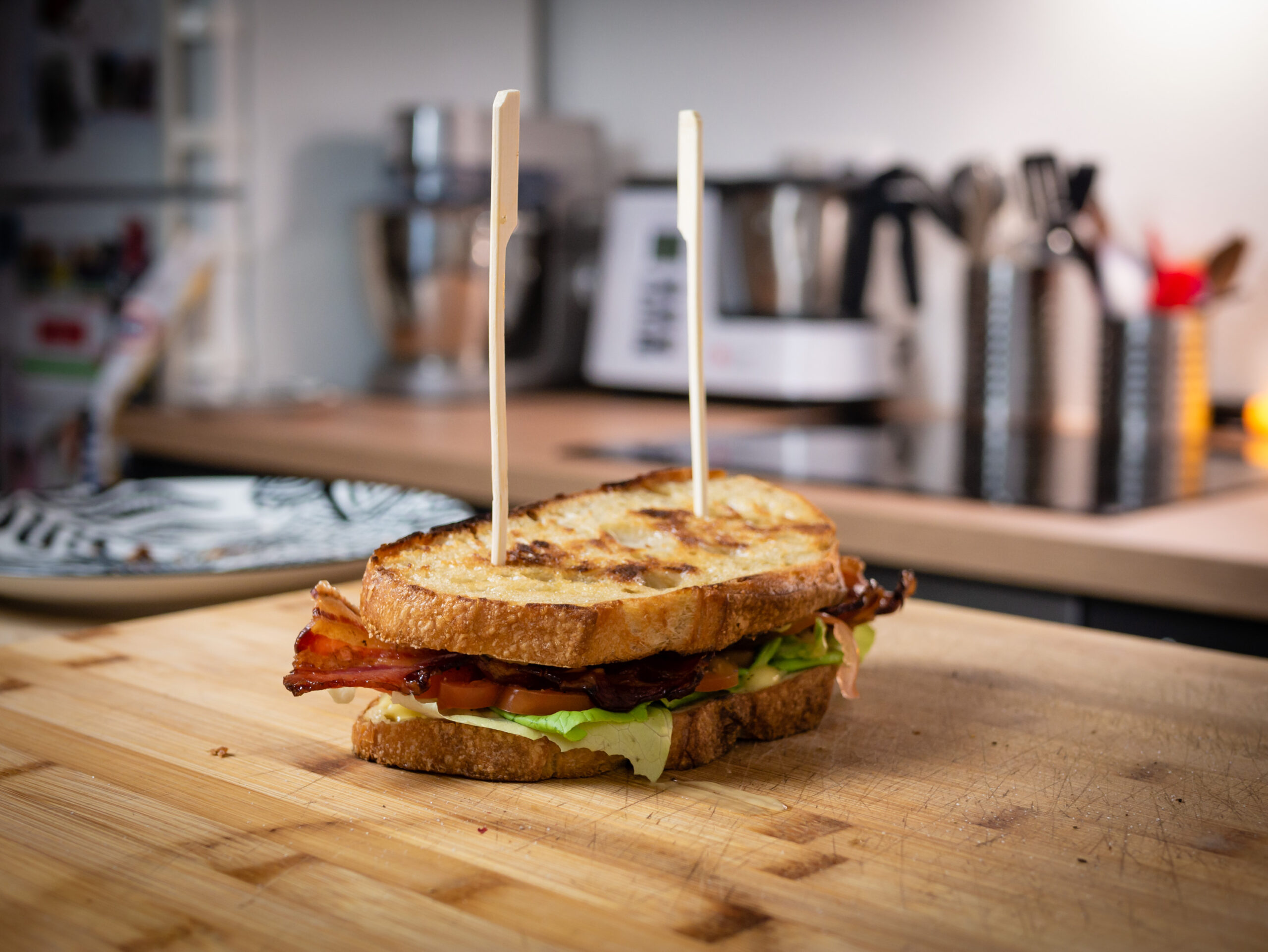 Sandwich BLT avec pics en bois