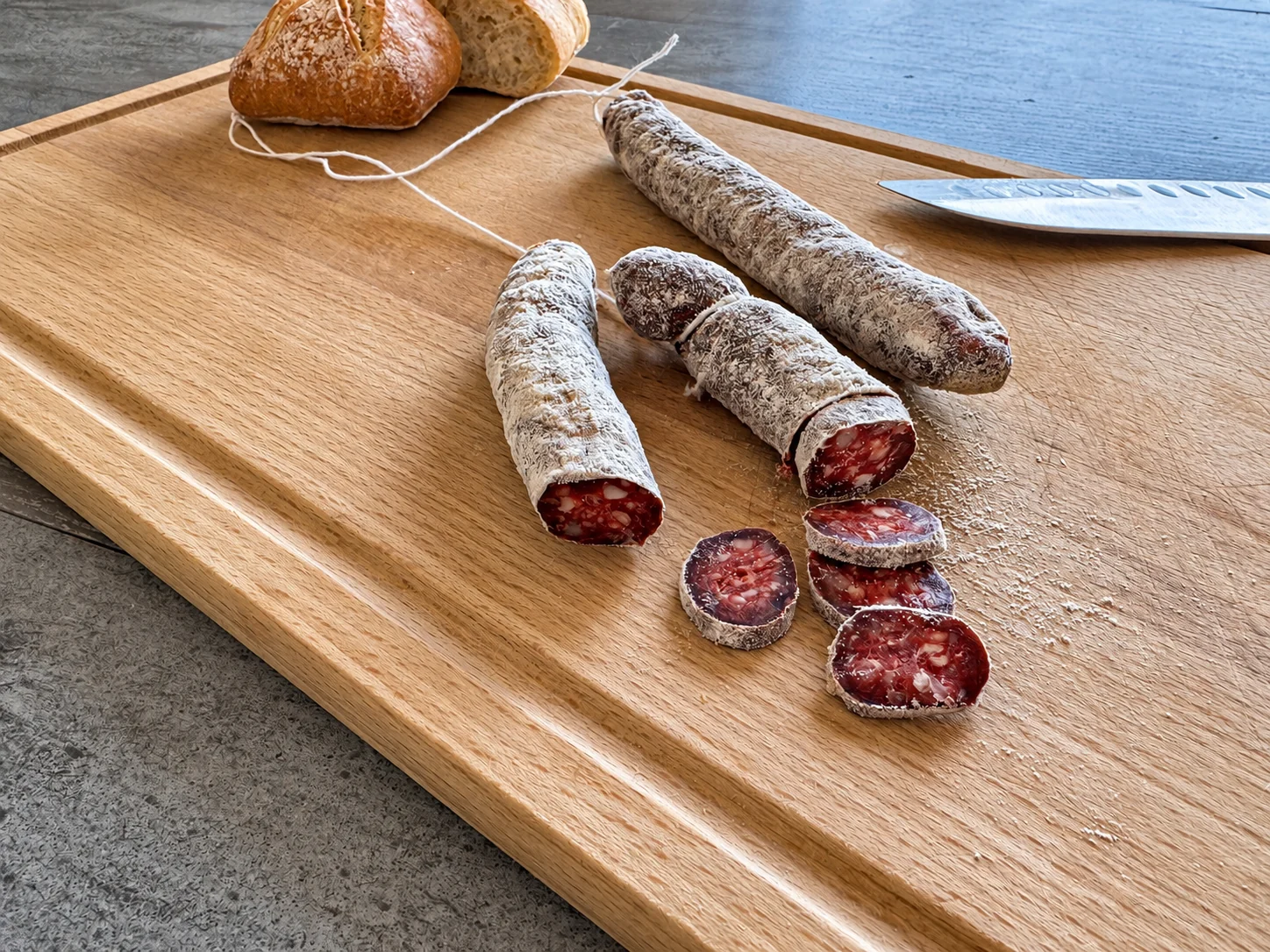 Merguez séchées tranchées pain