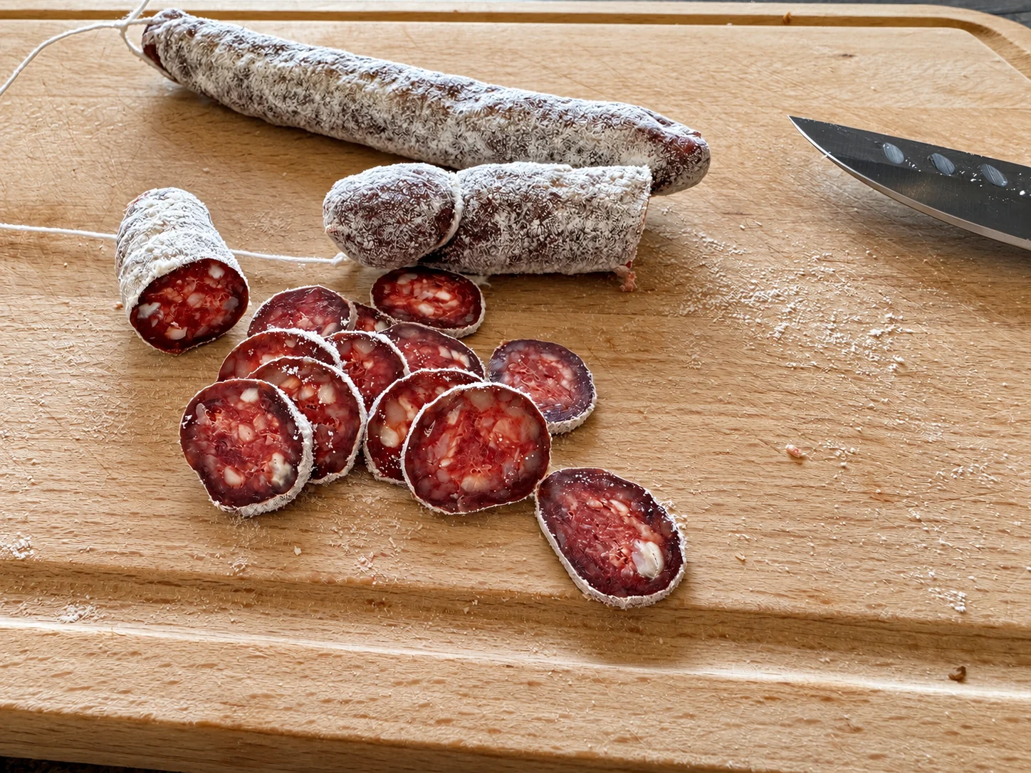 Merguez séchées tranchées pain